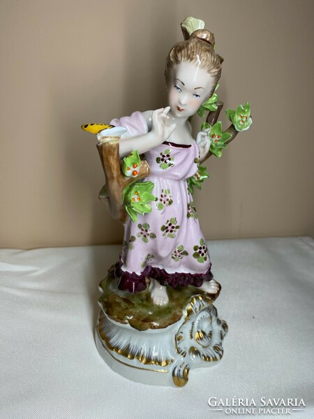Porcelán hölgy figura farönk mellett gildezett alappal 23cm