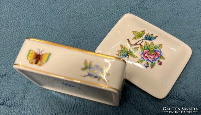 Bonbonnier box with a lid with Victoria pattern from Herend