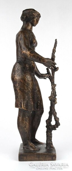 1N650 R. Kiss Lenke : Lány szőlőtőkével képcsarnokos szobor 38 cm