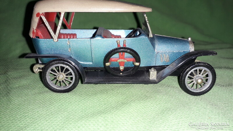 Régi fémtestű és plasztik jó állapotú OLDTIMER játék modell autó 12 cm a képek szerint