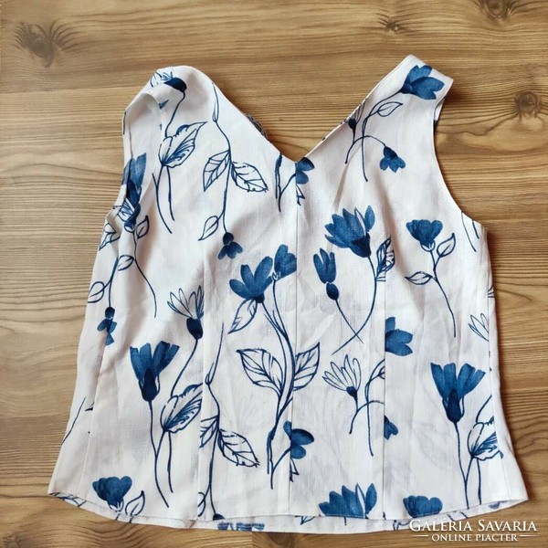 Sleeveless top with a blue flower pattern on a white background (approx. Xl - xxl)