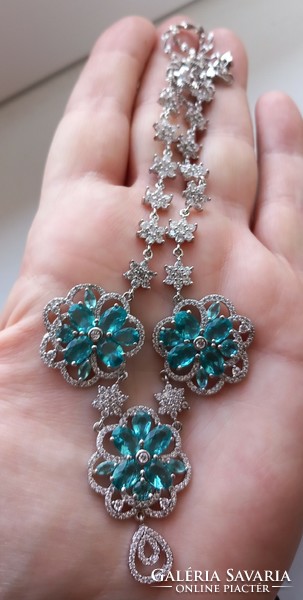 Beautiful blue rhinestone necklace.