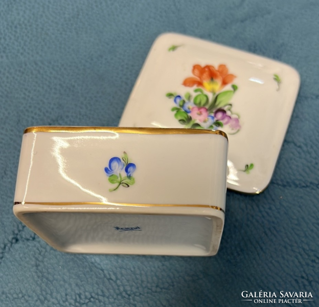 Bonbonier box with a Herend flower pattern lid