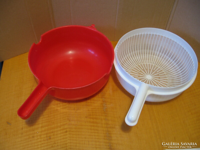 Retro red-white plastic filter bowl, dripper