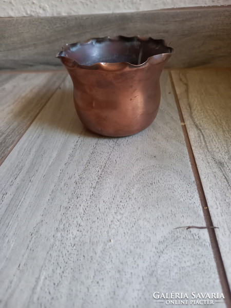 Old red copper pot with ruffled rim (7x10 cm)