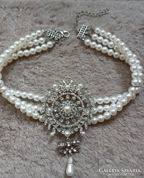 Faux pearl choker necklace