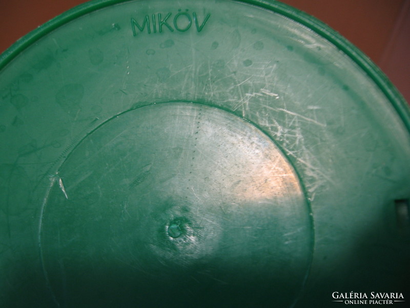 Retro miköv plastic box, green and yellow, from the 70s and 80s