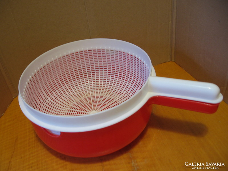 Retro red-white plastic filter bowl, dripper