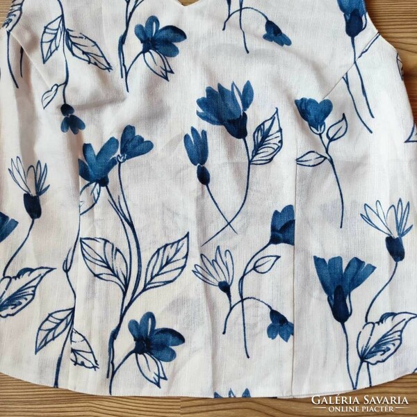 Sleeveless top with a blue flower pattern on a white background (approx. Xl - xxl)