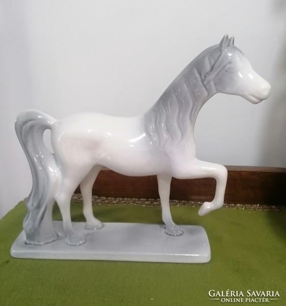 Mázas fajansz ló szobor