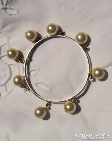 Rigid silver bracelet, non-opening, with cultured pearl charms