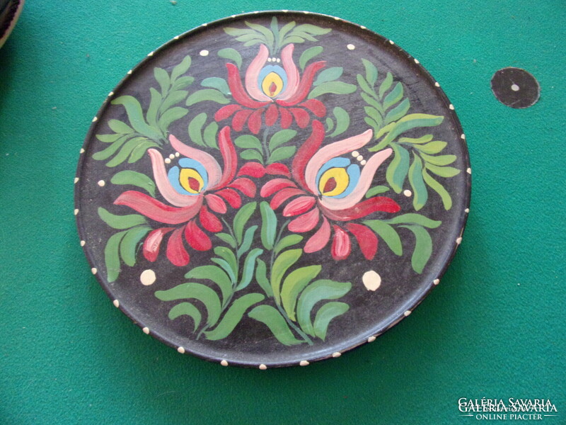 5 painted and burnt wooden plates