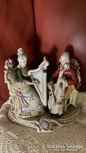 Baroque music couple