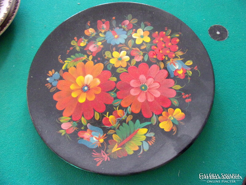5 painted and burnt wooden plates