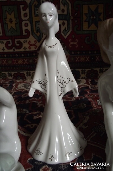 Aquincumi porcelán figurák, vázák.