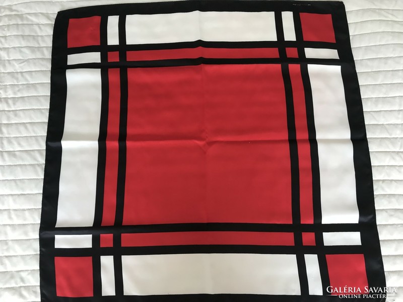 Piros-fehér-fekete színekkel készült kendő, 54 x 54 cm