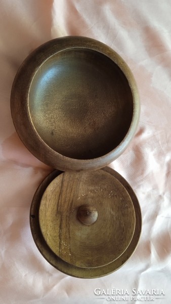 Bonbonier wooden box with a carved top