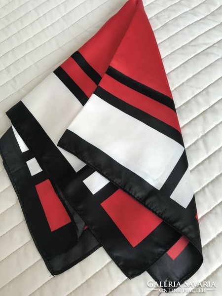 Piros-fehér-fekete színekkel készült kendő, 54 x 54 cm