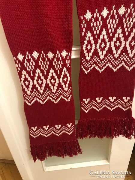 Brand new, burgundy, Norwegian pattern, long, knitted scarf. Length: 212 cm + fringes. Width: 20 cm