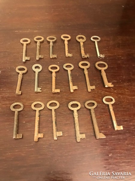 Tizennyolc darab régi kulcs. Különbözőek. Méretük: 5,5 cm és 6 cm Fellelt állapotban.