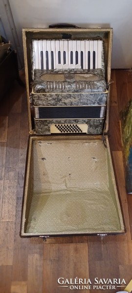 Antique weltmeister accordion, in nice, working condition, with bag.