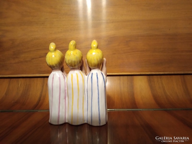 Kerámia figura: színes, csíkos ruhás lányok (Nem hall, nem lát, nem beszél)