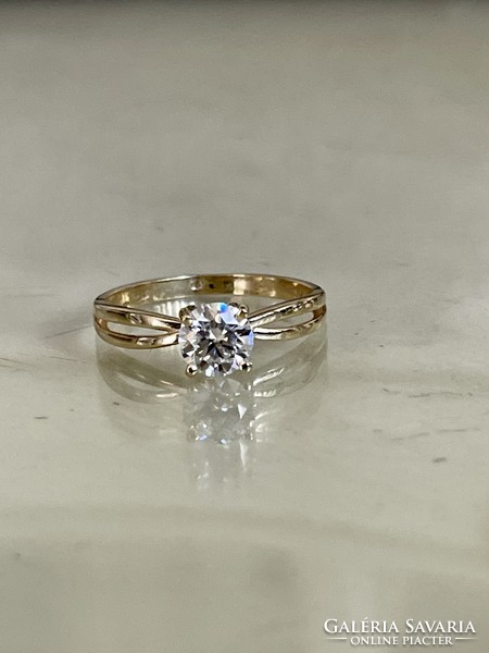 Eye-catching 1ct 6.4 mm diamond ring, modern brill!