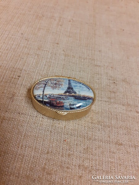 Régi aranyozott cizellált kis szelence dobozka tetején porcelán Párizs látképével