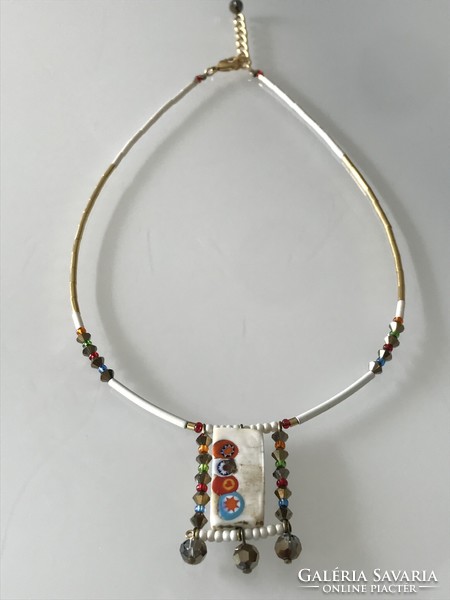 Millefiori szemekkel díszített medál gyöngyökből fűzött láncon, 45 cm hosszú