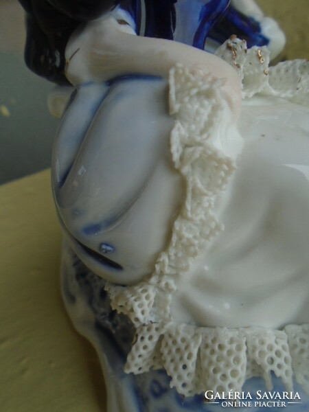 Couple in love, rococo style, hand-painted porcelain figure, with a small flaw