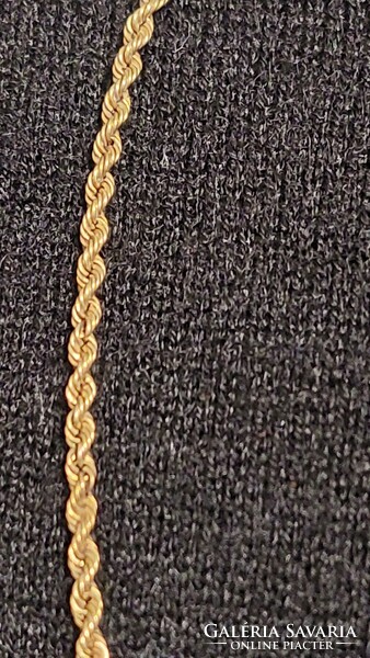 Special twisted 14-karat gold necklace. 48 cm. Weight: 5.41 grams.
