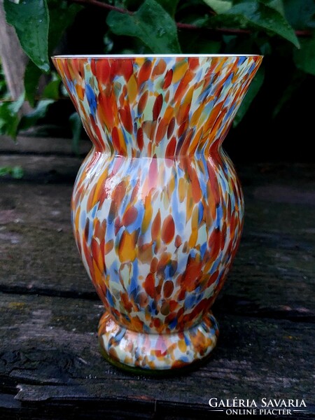 Ritka színes uránüveg váza a  20-as 30-as évekből.