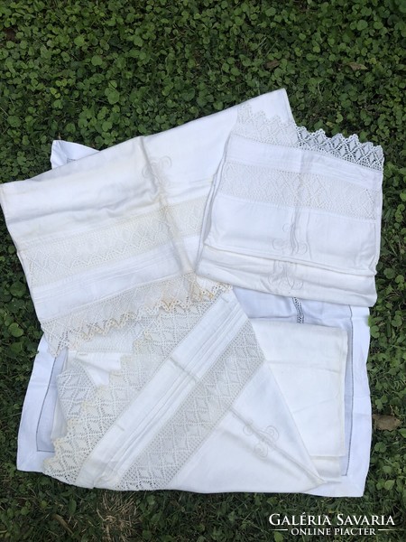 Monogrammed damask linen with lace