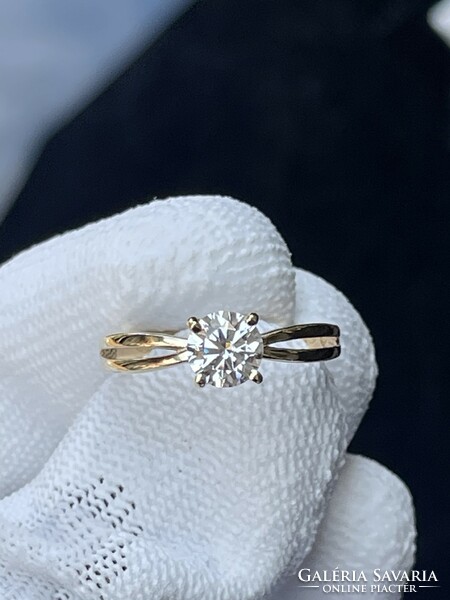 Eye-catching 1ct 6.4 mm diamond ring, modern brill!