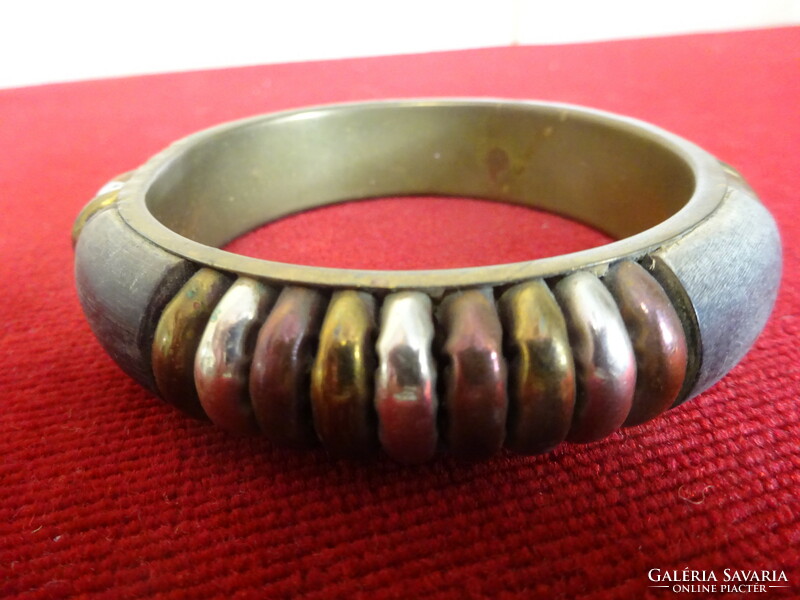 Bizsu bracelet from the 70s, fixed, inner diameter 6.5 cm. Jokai.