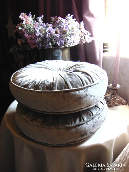 2 gray velvet cushions