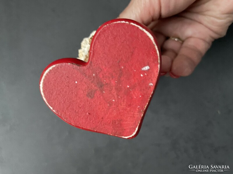 Vintage mackólány szívvel, szépen kidolgozott polirezin dísz