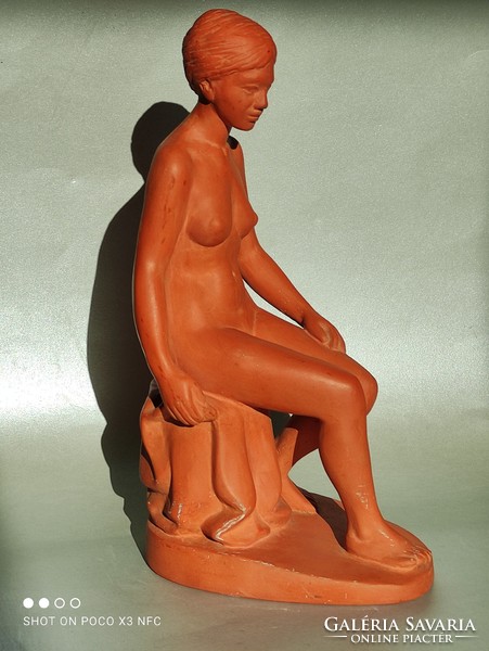 Kiss László - pihenő - terrakotta ülő női akt  szobor képcsarnokos