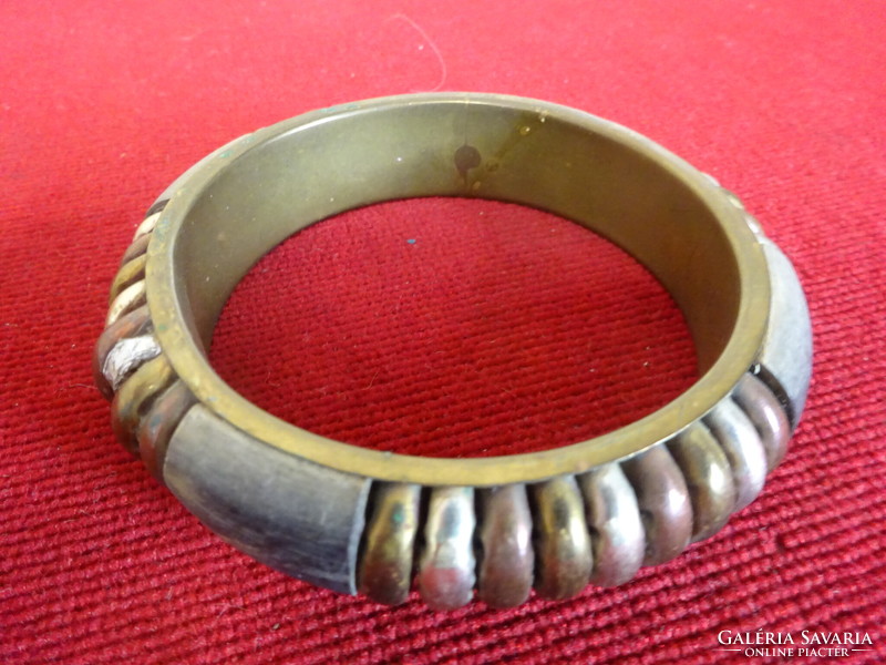 Bizsu bracelet from the 70s, fixed, inner diameter 6.5 cm. Jokai.