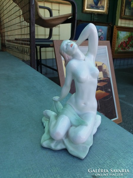 Aguincum nude porcelain.