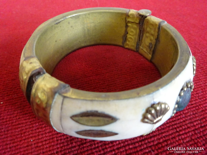 Indian bijou bracelet, inner diameter 6 cm. Jokai.