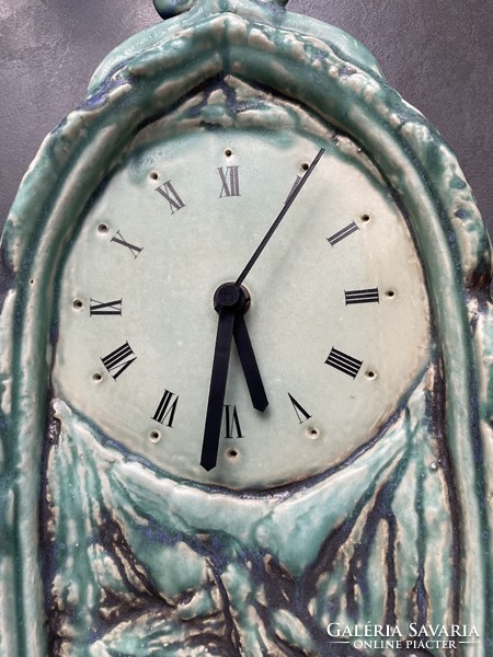 Nagyméretű szeladon (celadon) mázas iparművészeti kerámia asztali óra Junghans óraszerkezettel