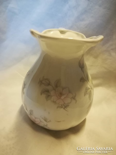 Porcelán virágos kiöntő