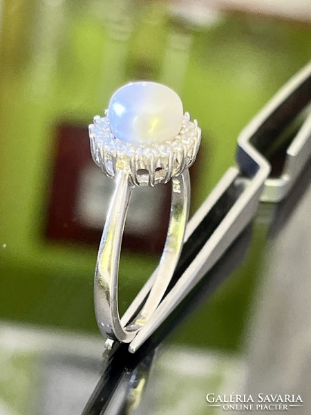 Dazzling silver ring with pearls and zirconia stones