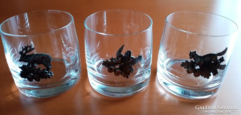 A set of drink/liquor glasses with a hunter pattern and a tin label