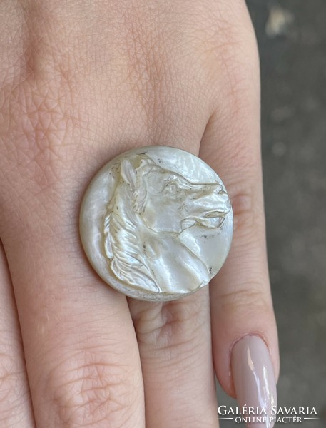 Silver ring with horse pattern mother-of-pearl decoration