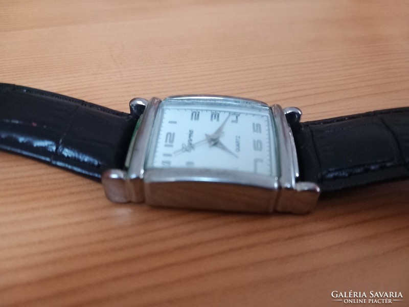 Elegant cypréa quartz wristwatch