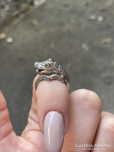 Krokodilt ábrázoló ezüst gyűrű