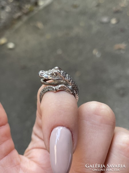 Silver ring depicting a crocodile