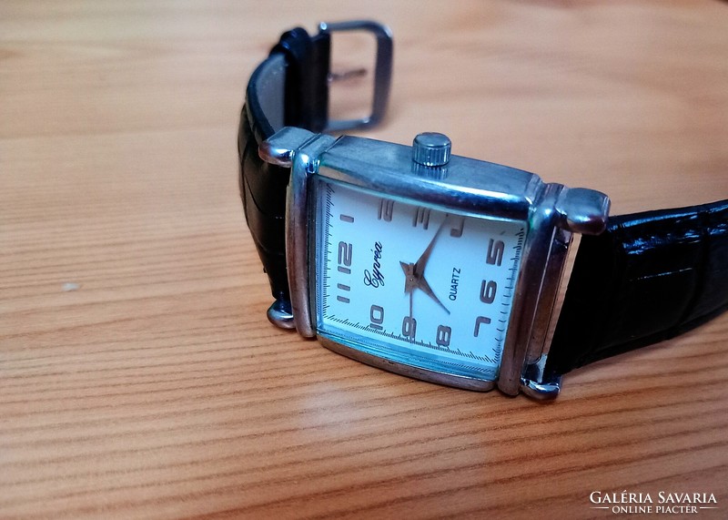 Elegant cypréa quartz wristwatch